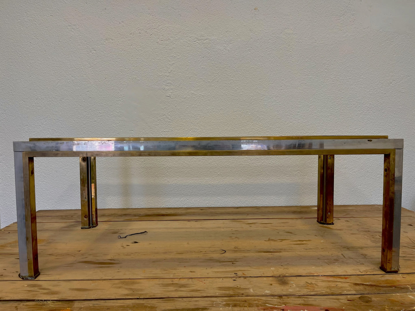 Mesa de metal con cristal años 1950