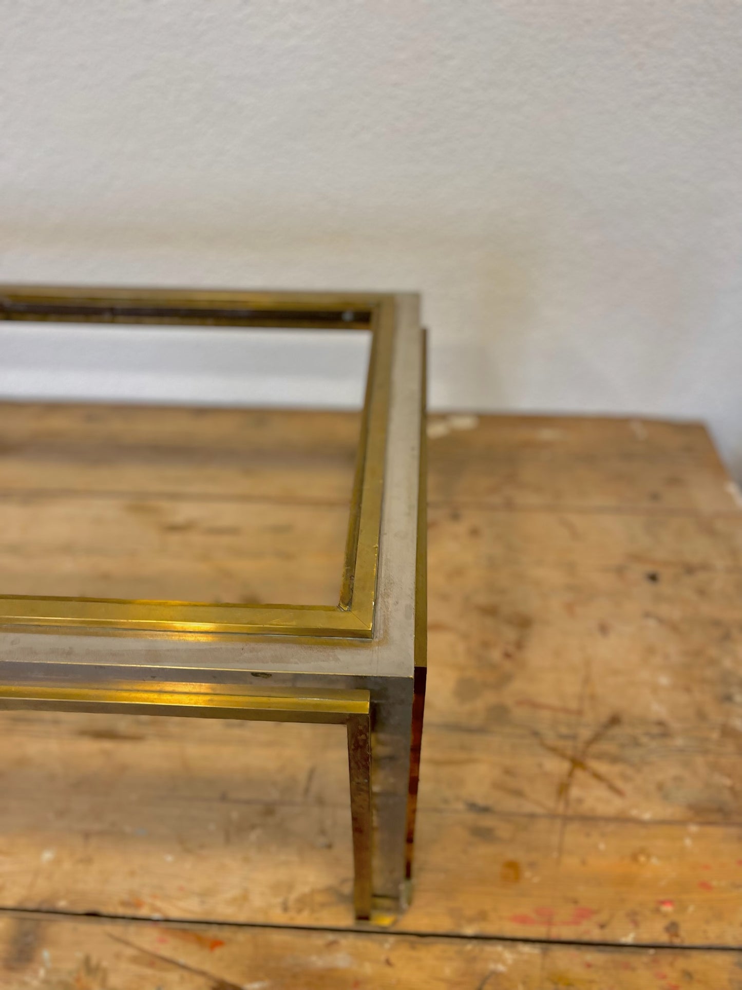 Mesa de metal con cristal años 1950