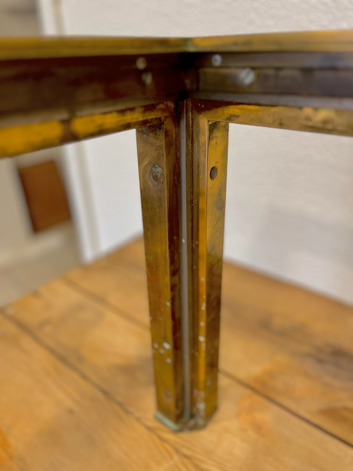 Mesa de metal con cristal años 1950