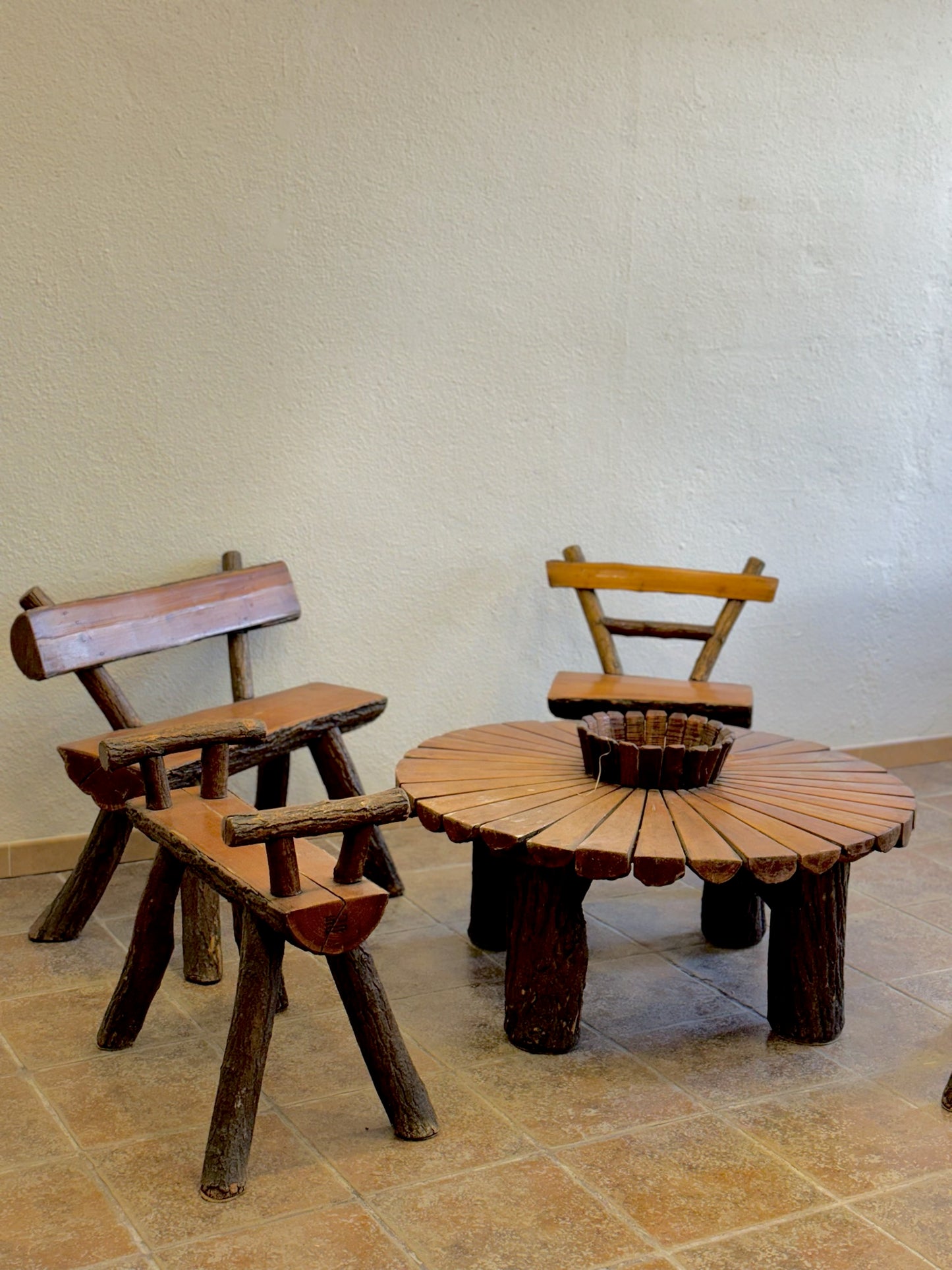 Conjunto mesa y sillas. España años 1960