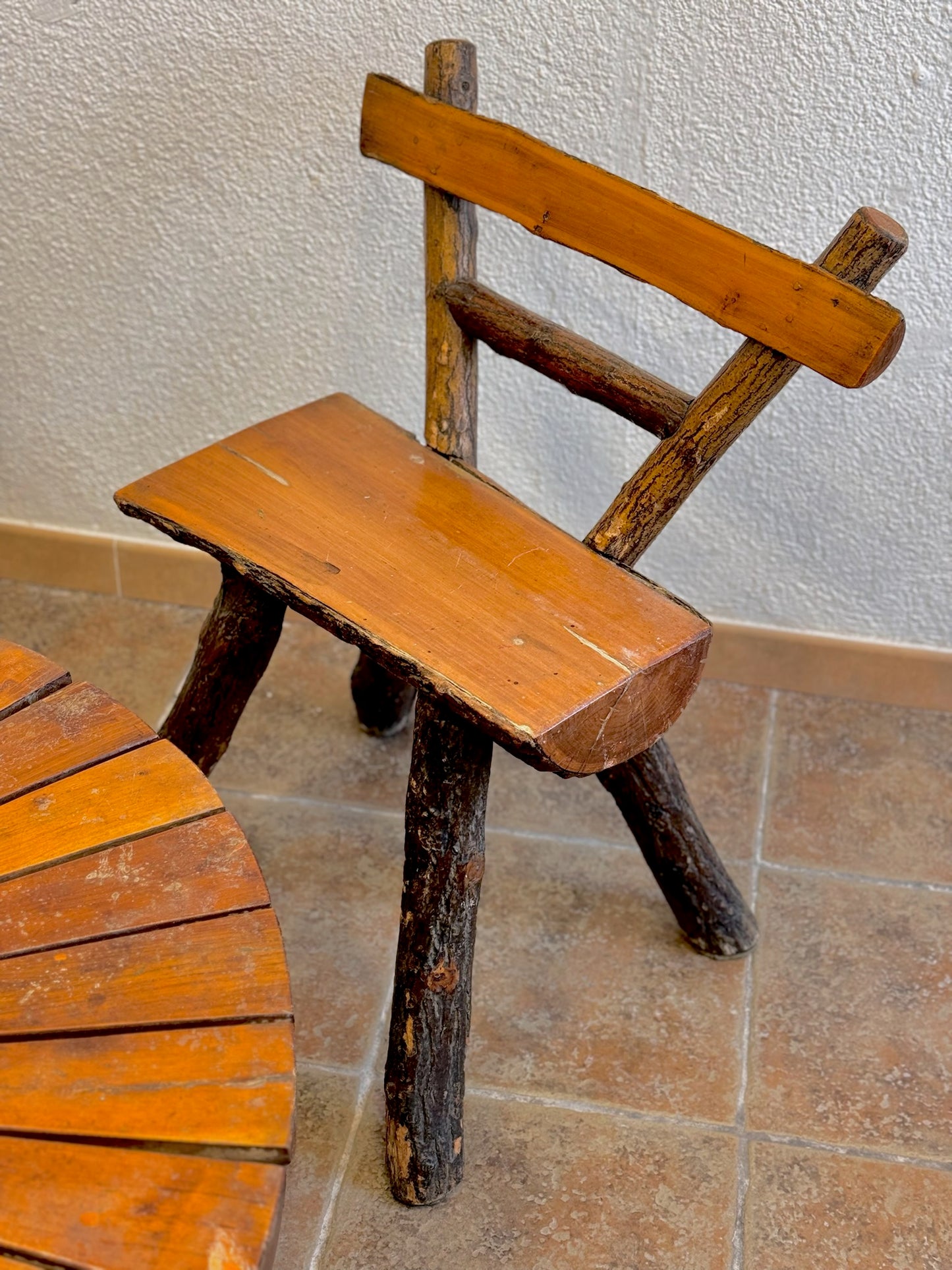 Conjunto mesa y sillas. España años 1960