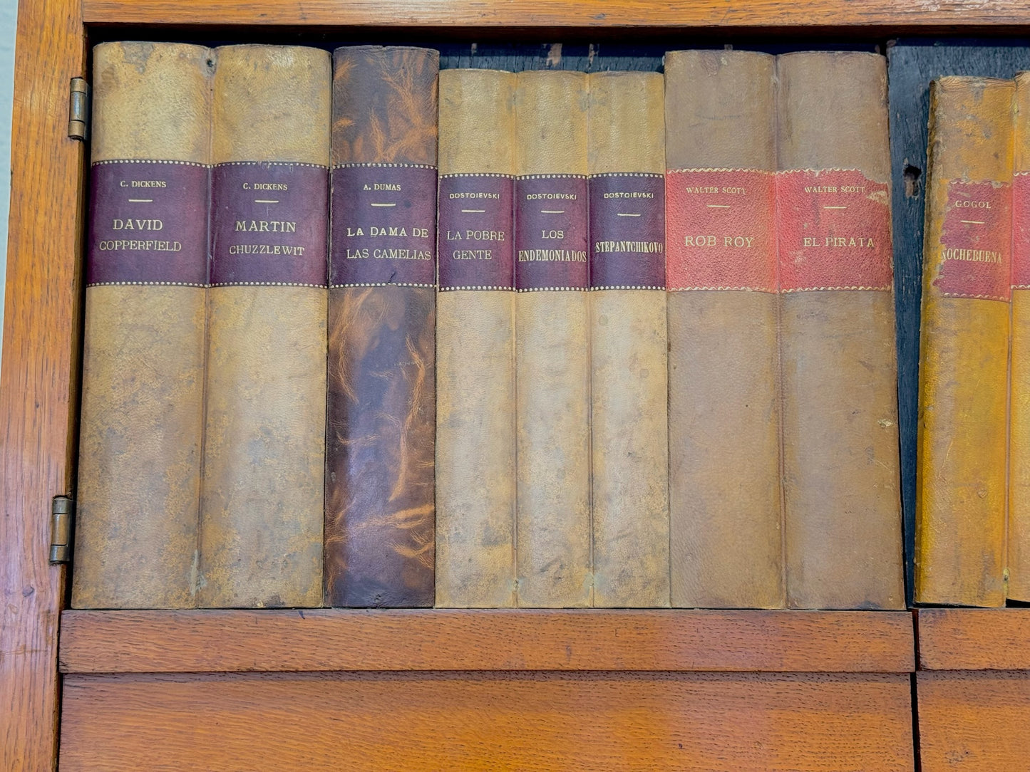 Armario con libros simulados años 50