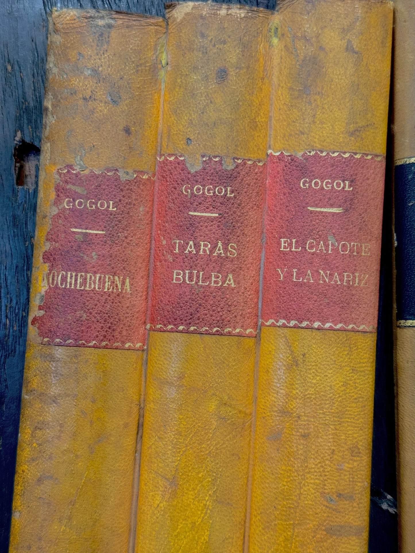 Armario con libros simulados años 50